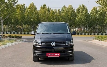 Volkswagen Multivan T6 рестайлинг, 2019 год, 7 350 000 рублей, 2 фотография