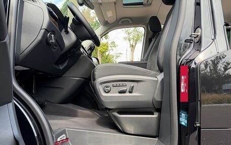 Volkswagen Multivan T6 рестайлинг, 2019 год, 7 350 000 рублей, 12 фотография