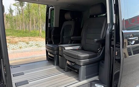 Volkswagen Multivan T6 рестайлинг, 2019 год, 7 350 000 рублей, 19 фотография