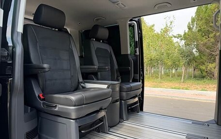 Volkswagen Multivan T6 рестайлинг, 2019 год, 7 350 000 рублей, 17 фотография