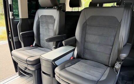 Volkswagen Multivan T6 рестайлинг, 2019 год, 7 350 000 рублей, 18 фотография