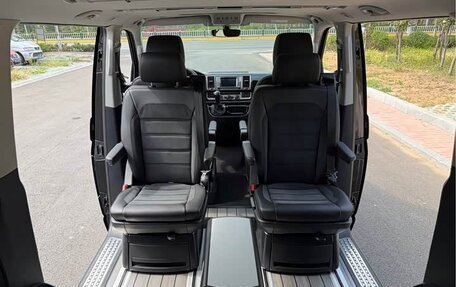 Volkswagen Multivan T6 рестайлинг, 2019 год, 7 350 000 рублей, 21 фотография