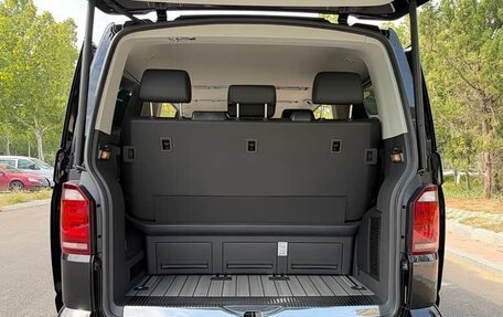 Volkswagen Multivan T6 рестайлинг, 2019 год, 7 350 000 рублей, 28 фотография