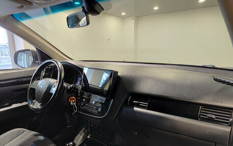 Mitsubishi Outlander III рестайлинг 3, 2019 год, 1 700 000 рублей, 11 фотография