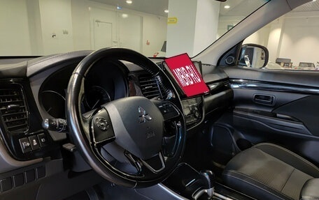 Mitsubishi Outlander III рестайлинг 3, 2019 год, 1 700 000 рублей, 16 фотография
