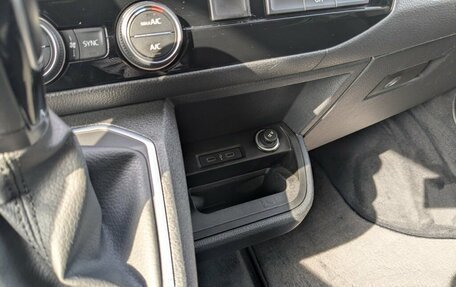Volkswagen Multivan T6 рестайлинг, 2021 год, 4 700 000 рублей, 4 фотография