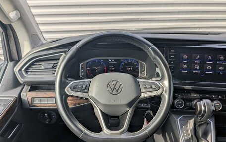 Volkswagen Multivan T6 рестайлинг, 2021 год, 4 700 000 рублей, 18 фотография
