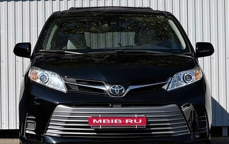 Toyota Sienna III, 2018 год, 3 060 000 рублей, 2 фотография