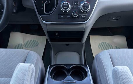 Toyota Sienna III, 2018 год, 3 060 000 рублей, 17 фотография