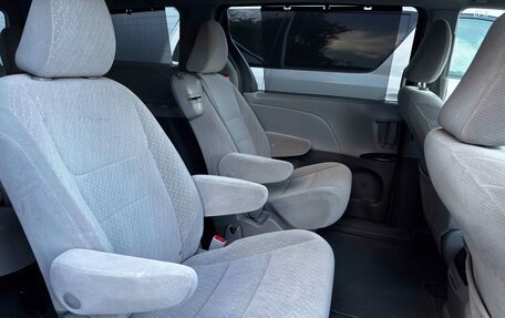 Toyota Sienna III, 2018 год, 3 060 000 рублей, 20 фотография