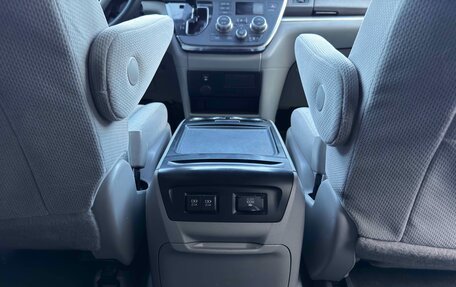 Toyota Sienna III, 2018 год, 3 060 000 рублей, 21 фотография