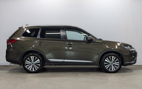 Mitsubishi Outlander III рестайлинг 3, 2020 год, 2 495 000 рублей, 4 фотография