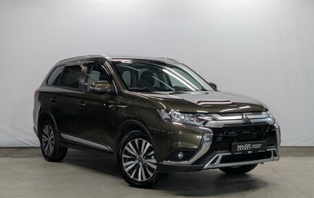 Mitsubishi Outlander III рестайлинг 3, 2020 год, 2 495 000 рублей, 3 фотография