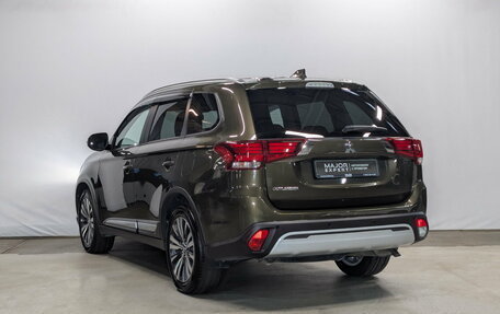 Mitsubishi Outlander III рестайлинг 3, 2020 год, 2 495 000 рублей, 7 фотография
