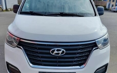Hyundai H-1 II рестайлинг, 2018 год, 2 000 000 рублей, 2 фотография