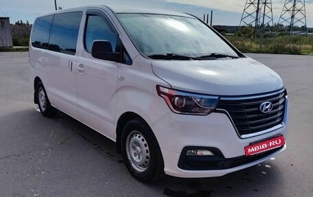 Hyundai H-1 II рестайлинг, 2018 год, 2 000 000 рублей, 4 фотография