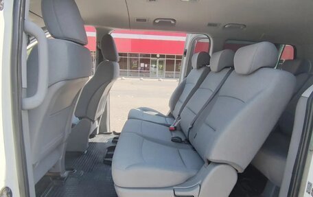Hyundai H-1 II рестайлинг, 2018 год, 2 000 000 рублей, 25 фотография