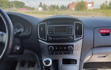 Hyundai H-1 II рестайлинг, 2018 год, 2 000 000 рублей, 31 фотография