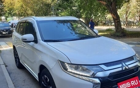 Mitsubishi Outlander III рестайлинг 3, 2022 год, 2 400 000 рублей, 1 фотография