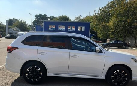 Mitsubishi Outlander III рестайлинг 3, 2022 год, 2 400 000 рублей, 4 фотография