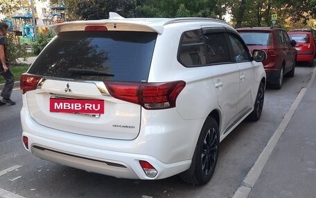 Mitsubishi Outlander III рестайлинг 3, 2022 год, 2 400 000 рублей, 8 фотография