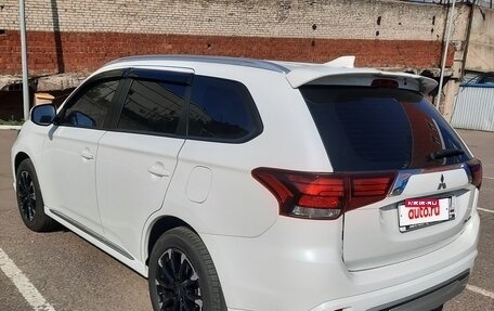 Mitsubishi Outlander III рестайлинг 3, 2022 год, 2 400 000 рублей, 11 фотография