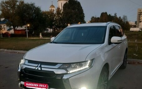Mitsubishi Outlander III рестайлинг 3, 2022 год, 2 400 000 рублей, 9 фотография