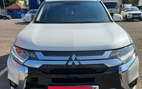Mitsubishi Outlander III рестайлинг 3, 2022 год, 2 400 000 рублей, 14 фотография