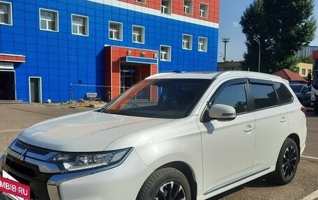 Mitsubishi Outlander III рестайлинг 3, 2022 год, 2 400 000 рублей, 10 фотография