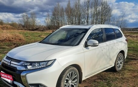 Mitsubishi Outlander III рестайлинг 3, 2022 год, 2 400 000 рублей, 12 фотография