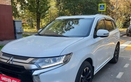 Mitsubishi Outlander III рестайлинг 3, 2022 год, 2 400 000 рублей, 15 фотография