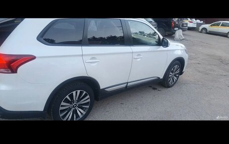 Mitsubishi Outlander III рестайлинг 3, 2018 год, 1 800 000 рублей, 5 фотография