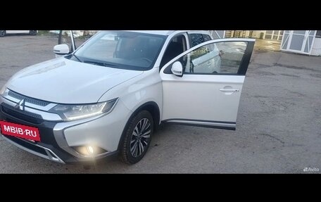 Mitsubishi Outlander III рестайлинг 3, 2018 год, 1 800 000 рублей, 2 фотография
