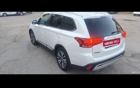 Mitsubishi Outlander III рестайлинг 3, 2018 год, 1 800 000 рублей, 4 фотография