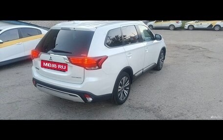 Mitsubishi Outlander III рестайлинг 3, 2018 год, 1 800 000 рублей, 3 фотография
