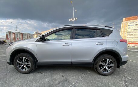 Toyota RAV4, 2017 год, 2 575 000 рублей, 4 фотография