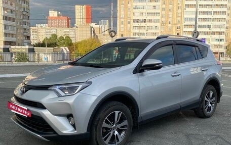 Toyota RAV4, 2017 год, 2 575 000 рублей, 2 фотография