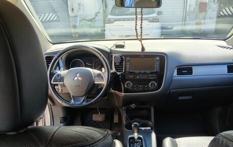 Mitsubishi Outlander III рестайлинг 3, 2013 год, 1 200 000 рублей, 2 фотография