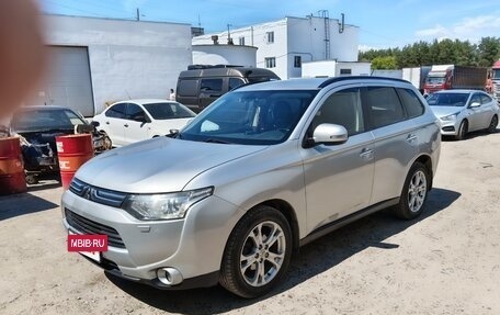 Mitsubishi Outlander III рестайлинг 3, 2013 год, 1 200 000 рублей, 10 фотография