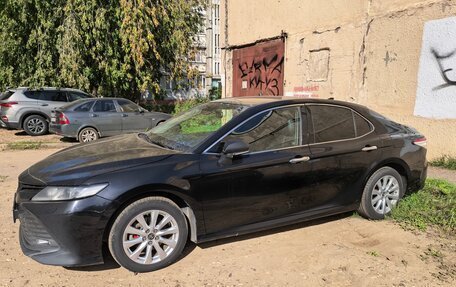 Toyota Camry, 2019 год, 1 950 000 рублей, 2 фотография