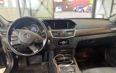 Mercedes-Benz E-Класс, 2011 год, 950 000 рублей, 2 фотография