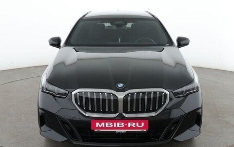 BMW 5 серия, 2024 год, 5 980 000 рублей, 2 фотография