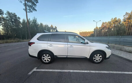 Mitsubishi Outlander III рестайлинг 3, 2016 год, 1 520 000 рублей, 2 фотография