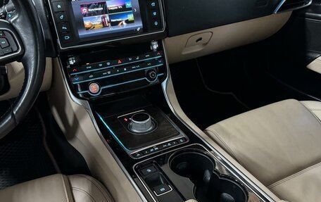 Jaguar XE I рестайлинг, 2015 год, 2 480 000 рублей, 14 фотография
