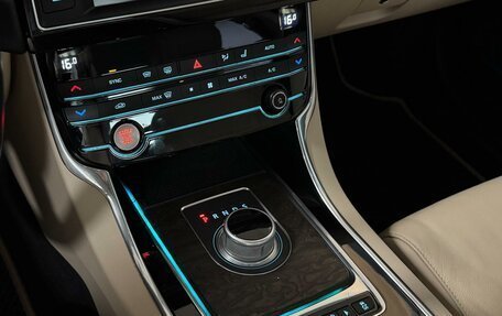 Jaguar XE I рестайлинг, 2015 год, 2 480 000 рублей, 15 фотография