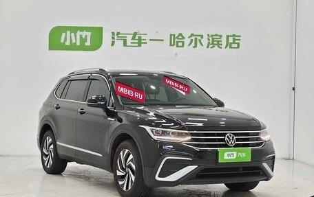 Volkswagen Tiguan II, 2022 год, 2 530 000 рублей, 3 фотография