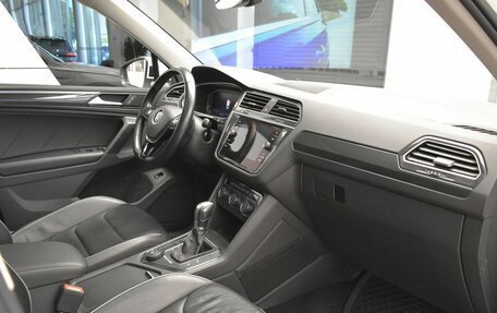 Volkswagen Tiguan II, 2019 год, 2 375 000 рублей, 23 фотография