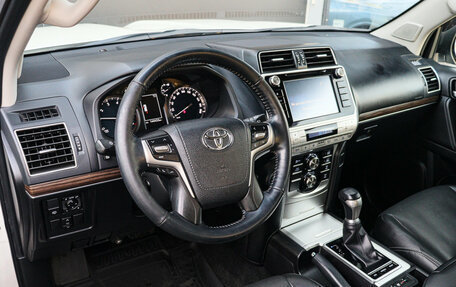 Toyota Land Cruiser Prado 150 рестайлинг 2, 2018 год, 4 800 000 рублей, 13 фотография