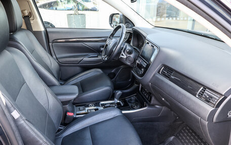 Mitsubishi Outlander III рестайлинг 3, 2018 год, 1 949 000 рублей, 10 фотография