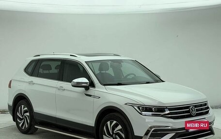 Volkswagen Tiguan II, 2023 год, 3 000 000 рублей, 3 фотография